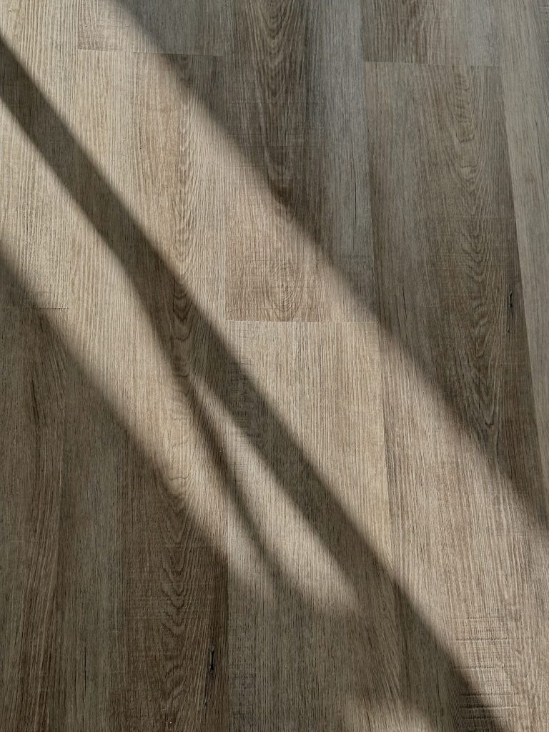 Nahaufnahme von grau-braunem Laminat in Holzoptik