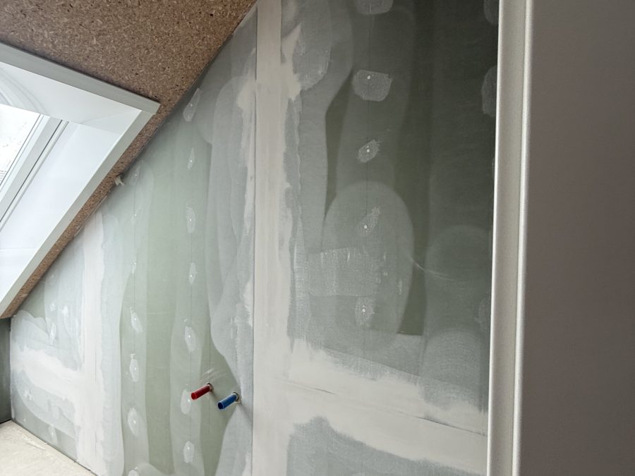 Verspachtelte Feuchtraumplatten im Dachbad mit Dachfenster